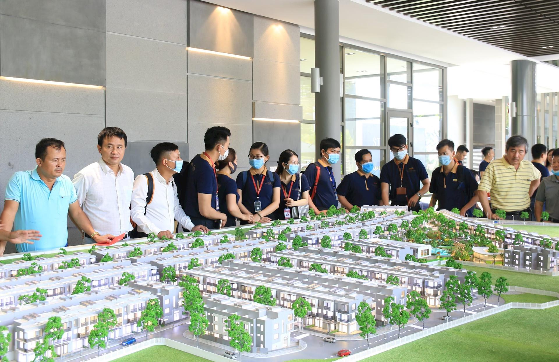 Thị trường bất động sản 2023: Chờ “tan băng”